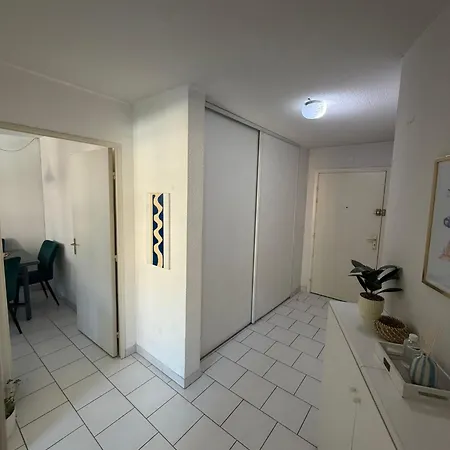 Proche Avec Parking Prive Apartman *